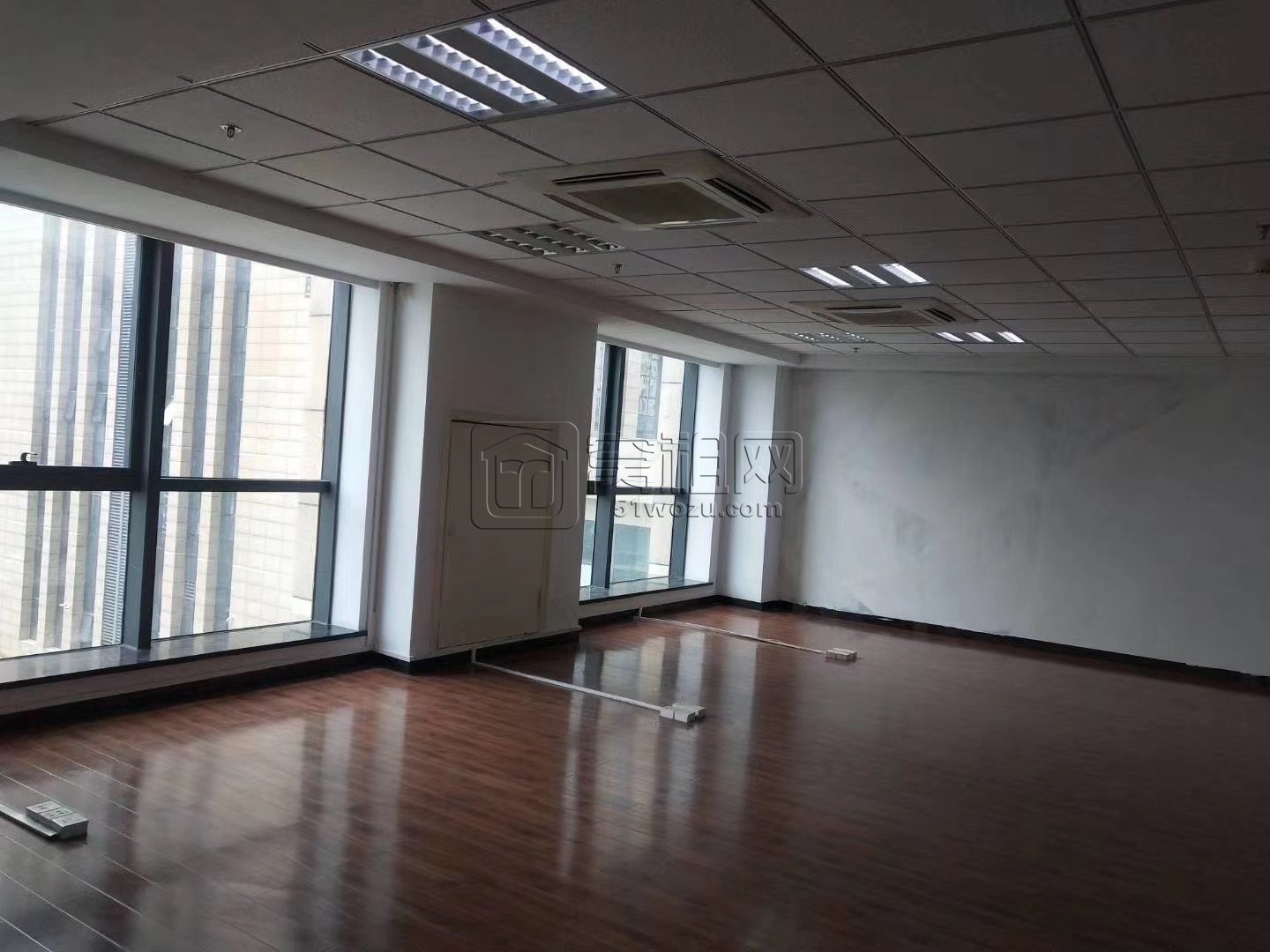 宁波高新区三方大厦220平米带隔间东南朝向电梯口办公室出租(图3)