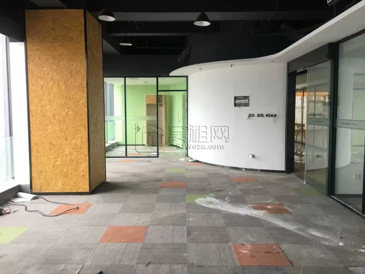 东部新城地铁1号线和5号线诺富特酒店楼主楼金融硅谷400平米办公室出租