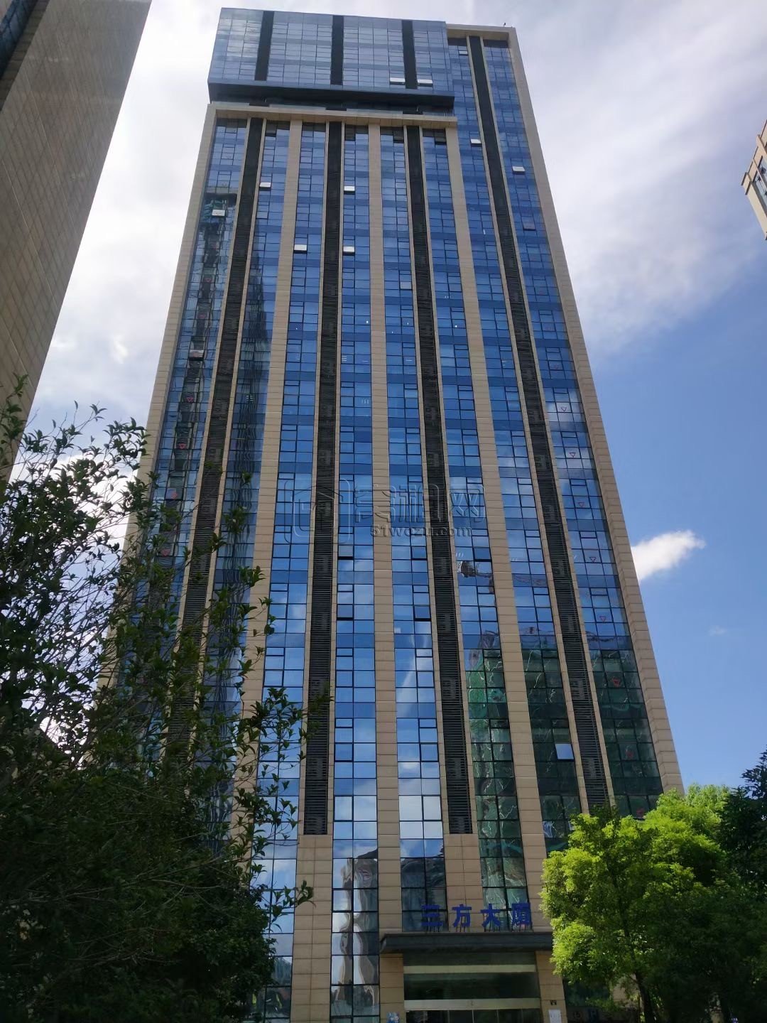 高新区三方大厦220平米电梯口带隔间出租(图3)
