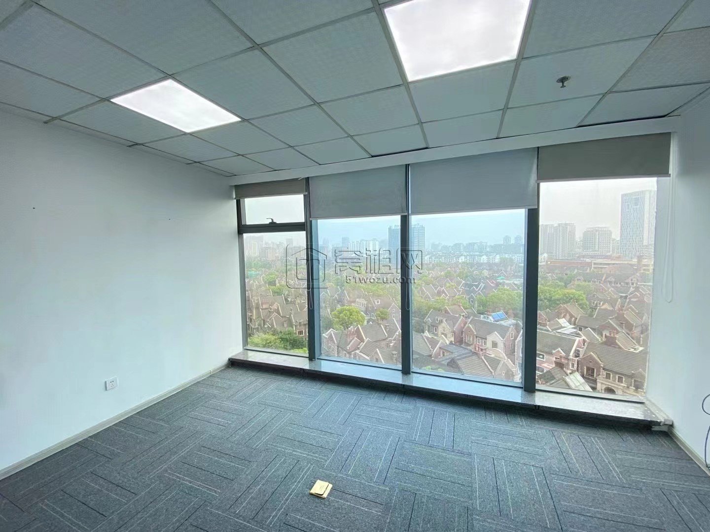 汇亚国际大厦137平米精装修办公室出租东南双面(图1)