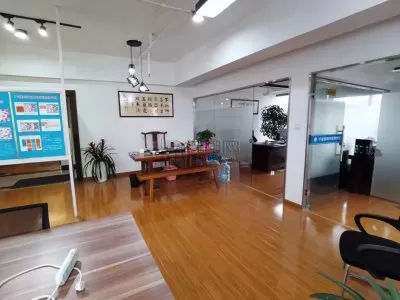 海曙区都市仁和中心大厦120平精装朝南三个隔间