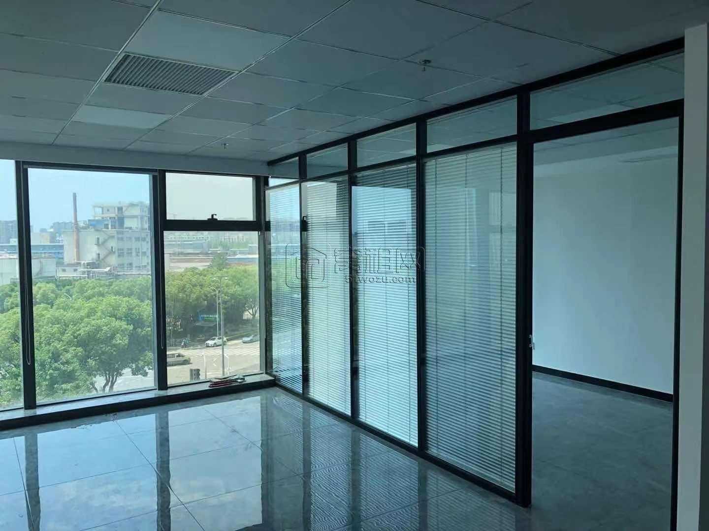 汇亚国际大厦5楼全新装修抛光砖办公室出租(图6)