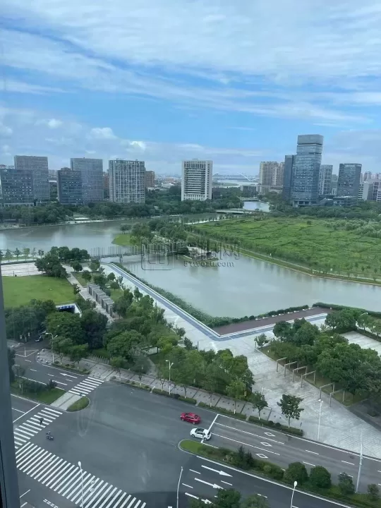 高新区浙商银行大厦 140平方出租朝东全景落地窗