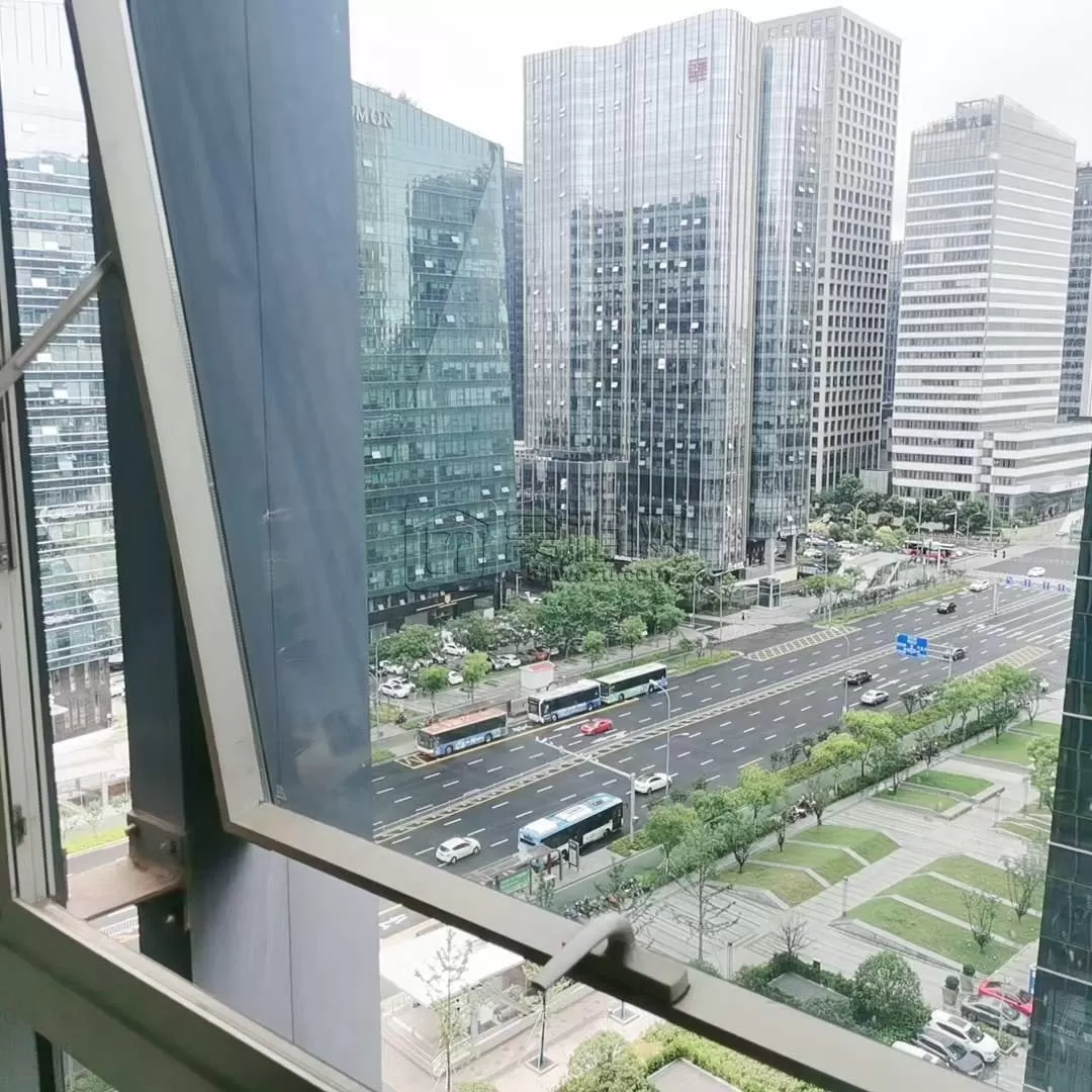 奥克斯大厦125平带两个隔间7000/月出租