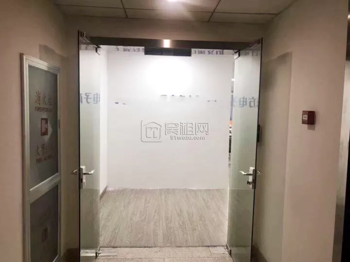 和荣大厦210平米出租租金10800元带3个隔间