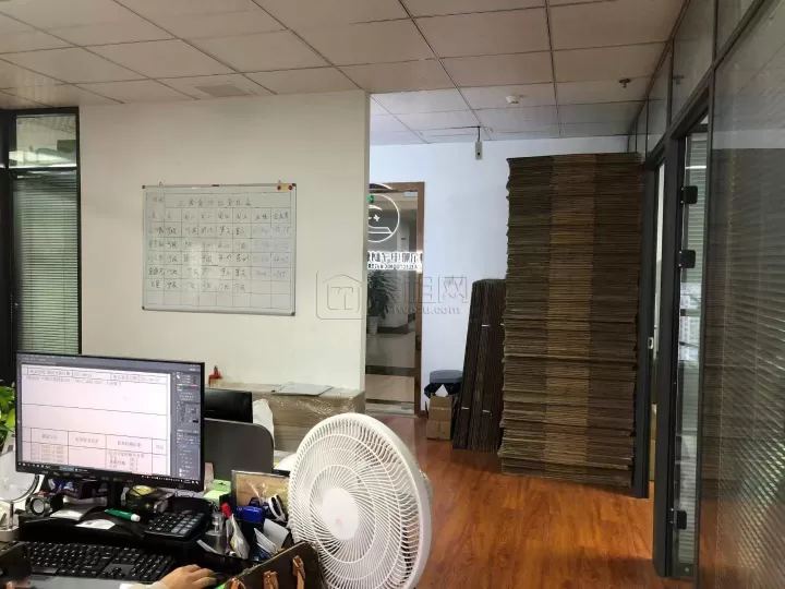 原租户扩大转租汇华大厦192平～朝南电梯口办公室
