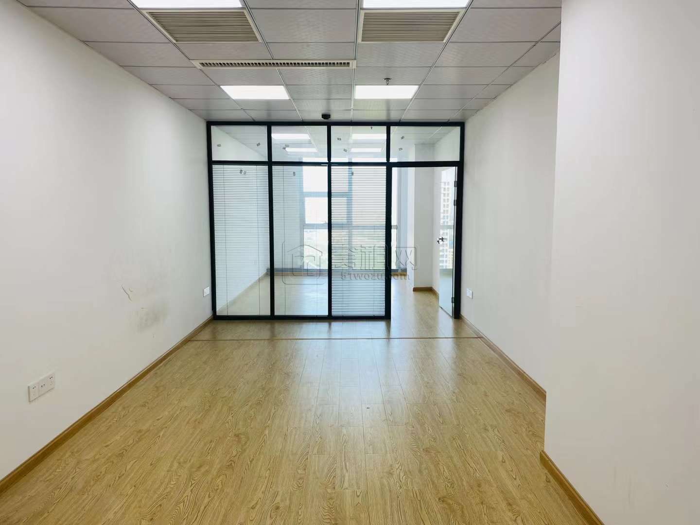新天地国际商务楼主楼出租办公室64平米