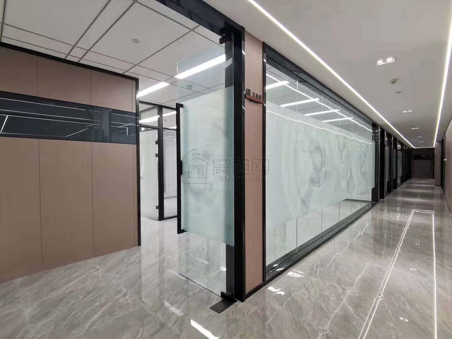 高新区研发园7楼出租108平方电梯口