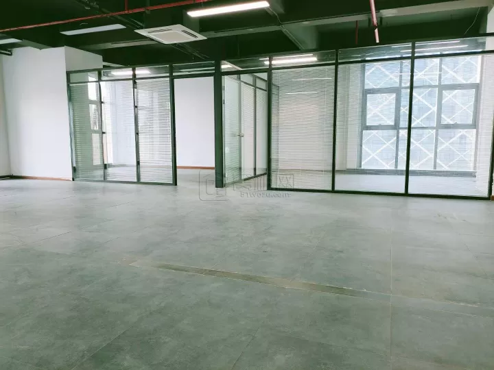 汇鼎大厦 210平 西南朝向 大办公区➕ 两个隔间