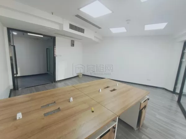 宁波富豪大厦朝东 75平 1隔间 带家具3400每月