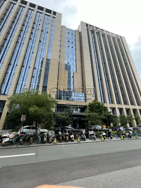 新材料出租288平 1.75块 带3隔间 带露台