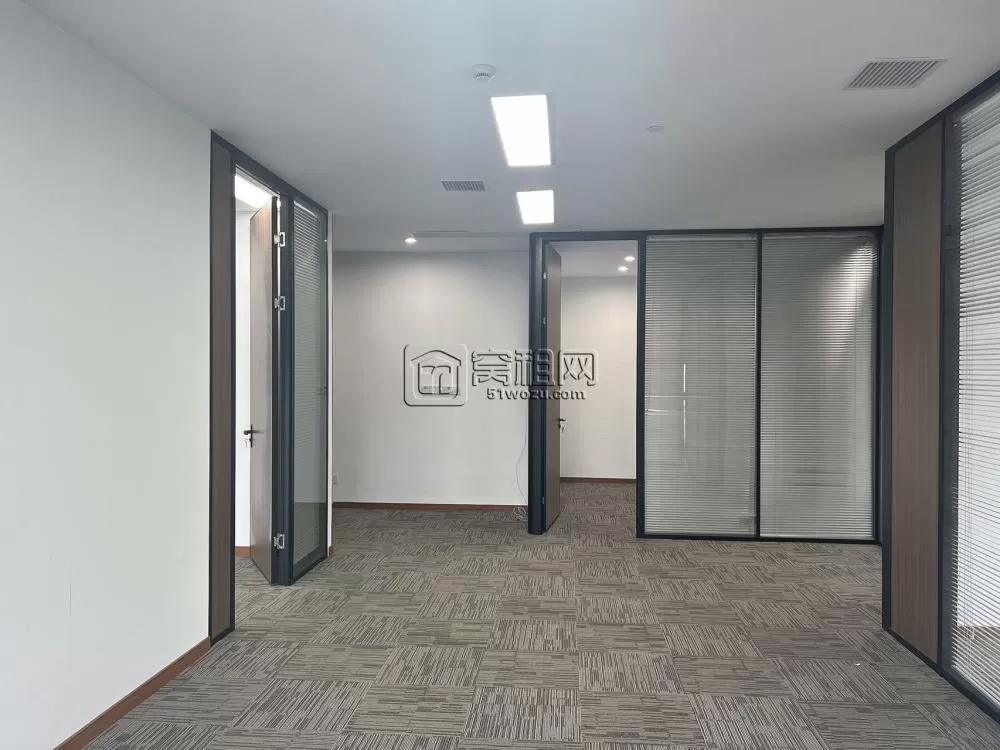 宁波城投大厦面积226.19平，西南朝向，三个玻璃隔间，一个储物间