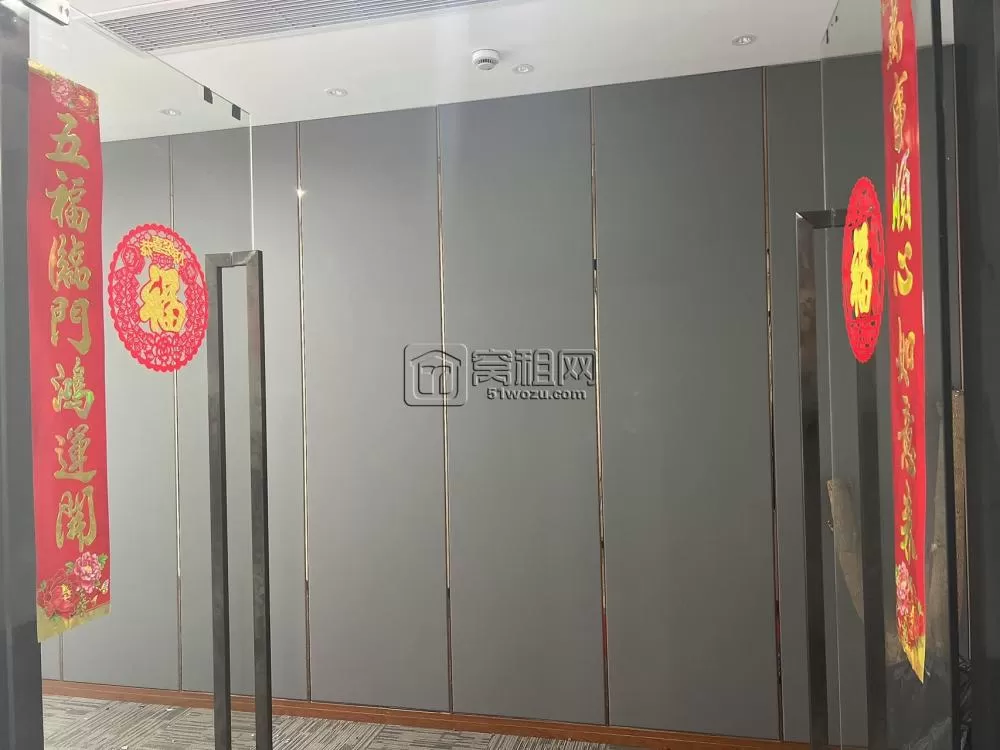 宁波城投大厦面积226.19平，西南朝向，三个玻璃隔间，一个储物间