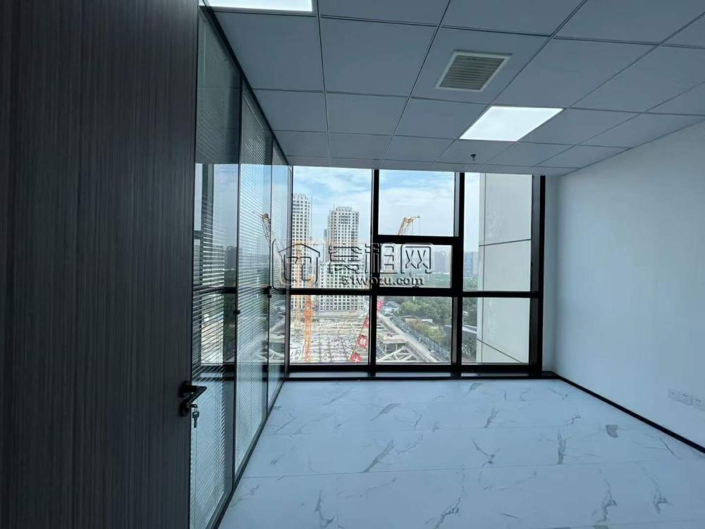 新天地商务大厦出租电梯口位置119平 两个隔间 落地窗