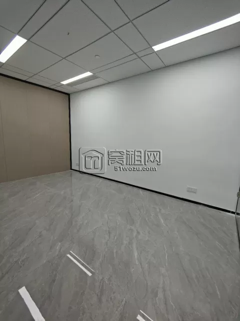 涌金大厦精装朝南260平，3个隔间出租