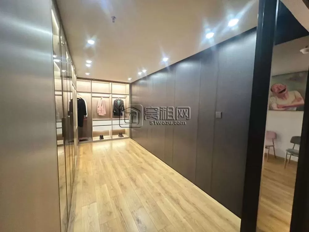 潘火地铁站和荣大厦。面积242方，月租金11253元