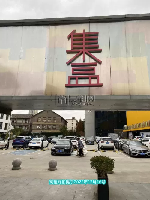 集盒广场停车收费多少？