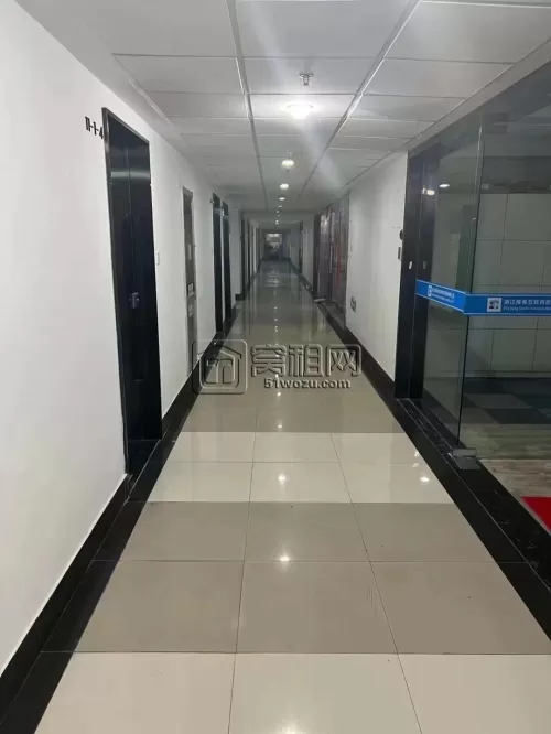 东方商务中心地铁口2号楼23平带家具出租