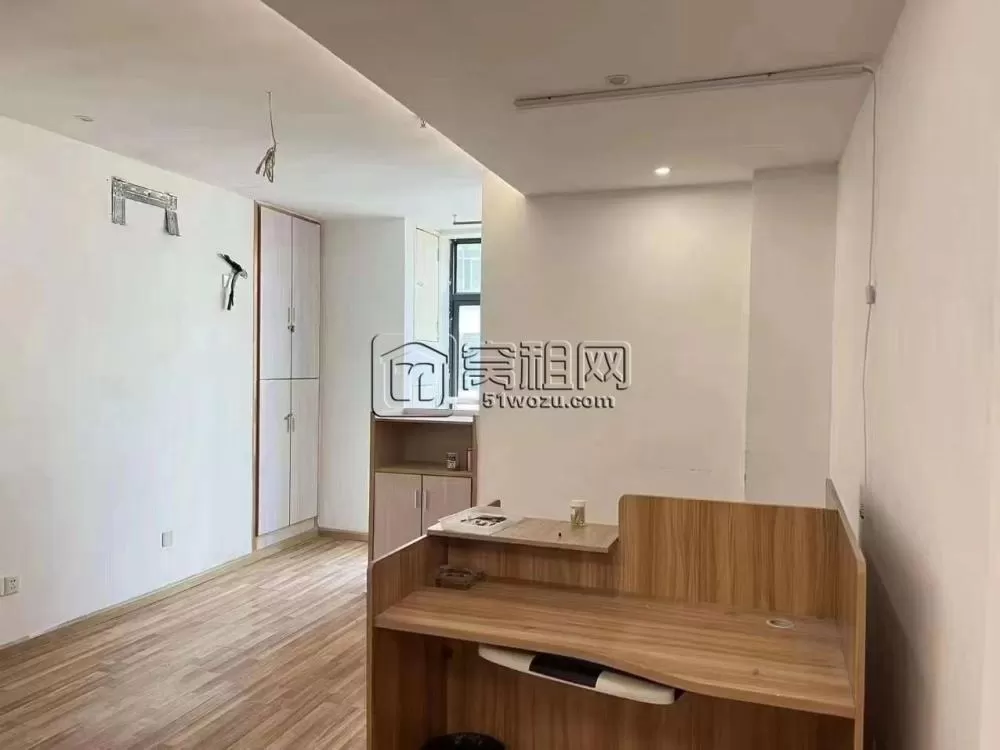 东方商务中心102.43平，朝北，精装修，带独立卫生间。