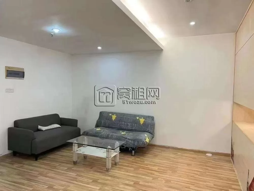 东方商务中心102.43平，朝北，精装修，带独立卫生间。