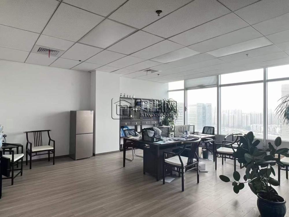高新区微软大厦：272.6平出租电梯口位置，5隔间，带家具