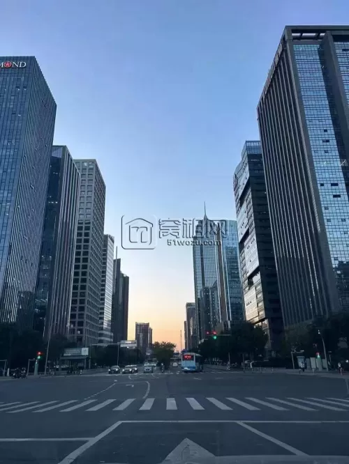 南部商务区地铁口写字楼—-广博丽景325平方，全新精装，电梯口双面采光，4个隔间，高得房率