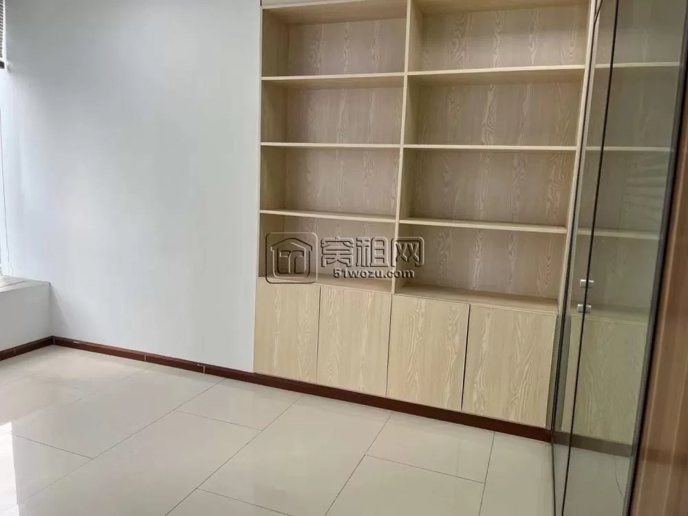 荣安大厦78平，精装带隔间， 可以配家具