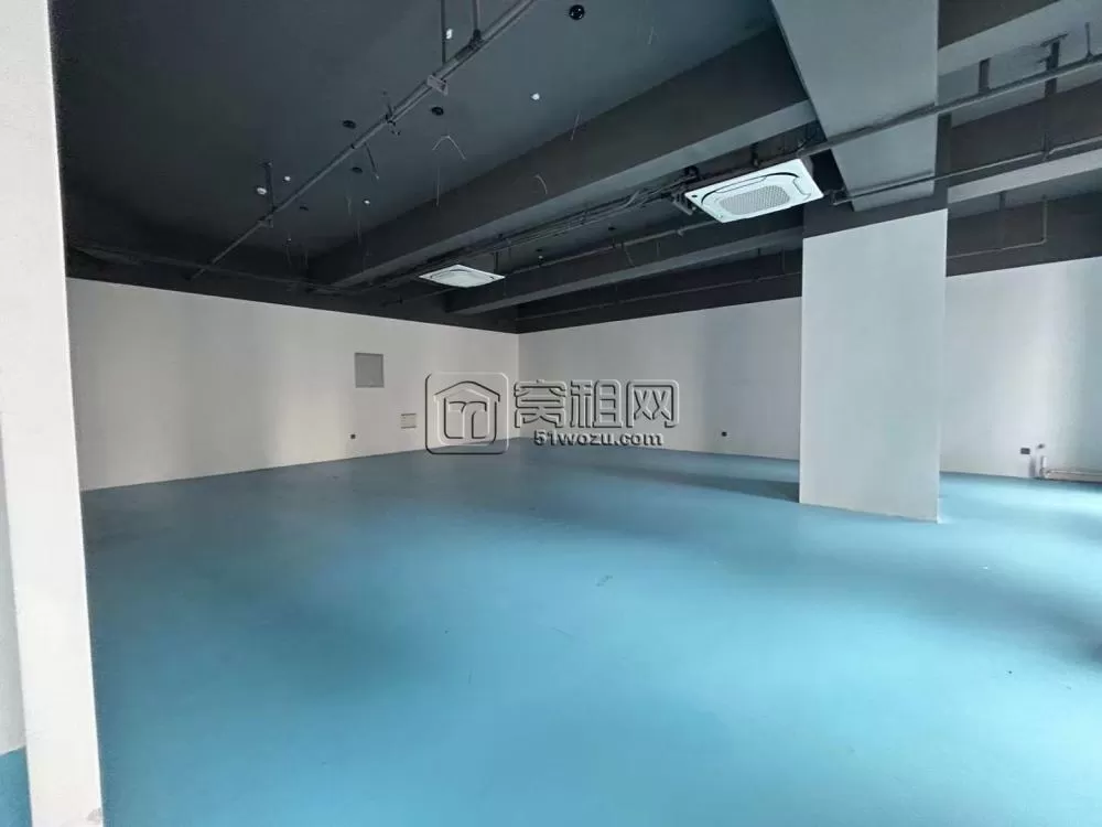 新出清华科创园939平 电梯口 有隔间