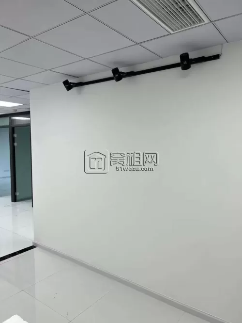 汇亚国际电梯口172平方三个隔间带一个样品间，装修较新全景落地窗