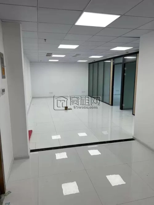汇亚国际电梯口172平方三个隔间带一个样品间，装修较新全景落地窗