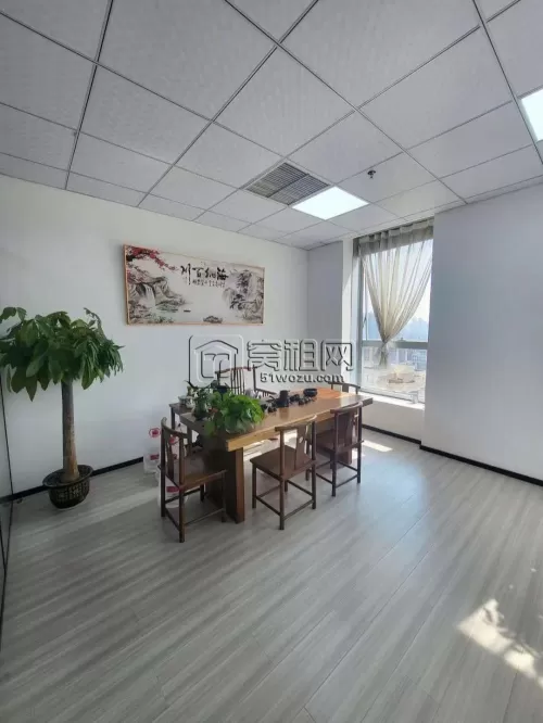 慧和大厦朝南80平全新装修一个隔间，3500元/月