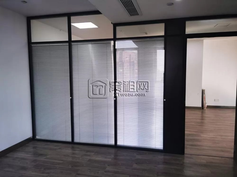 梁祝地铁站附近宁波高桥商会B座办公室208平新装修房源，三个隔间。朝向西南，采光超棒