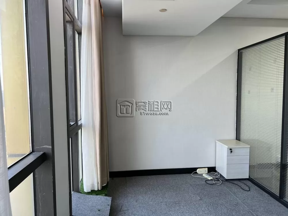 福明路地铁站世纪东方写字楼99平，朝北，四个玻璃隔间办公出租