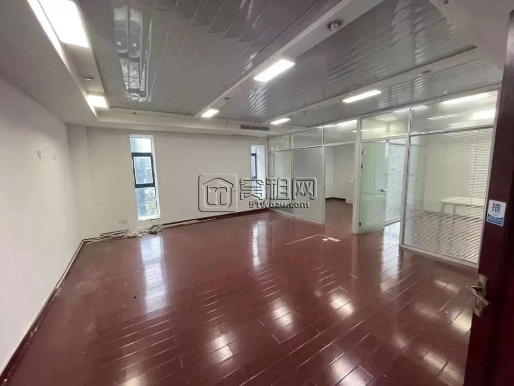 南部商务区健宸大厦 90平 精装 2隔间  电梯口