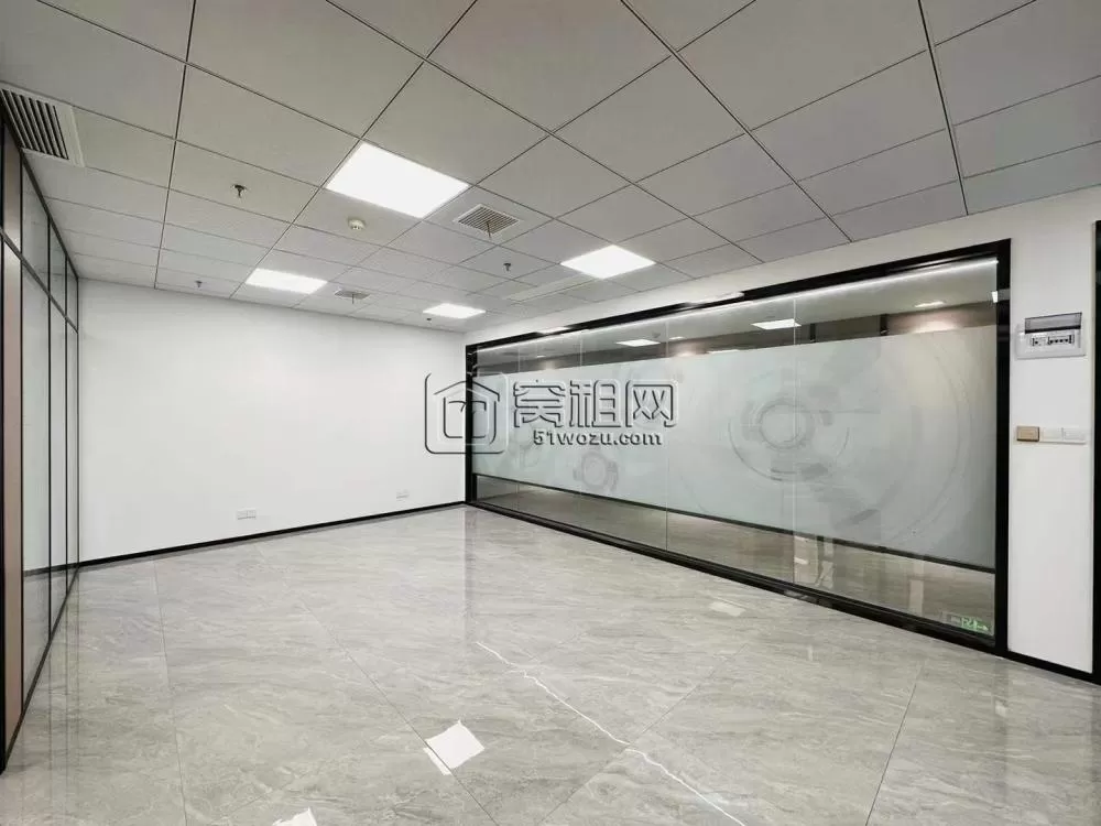 博浪大厦朝东110平， 两个经理室+一个员工区， 4800元/月