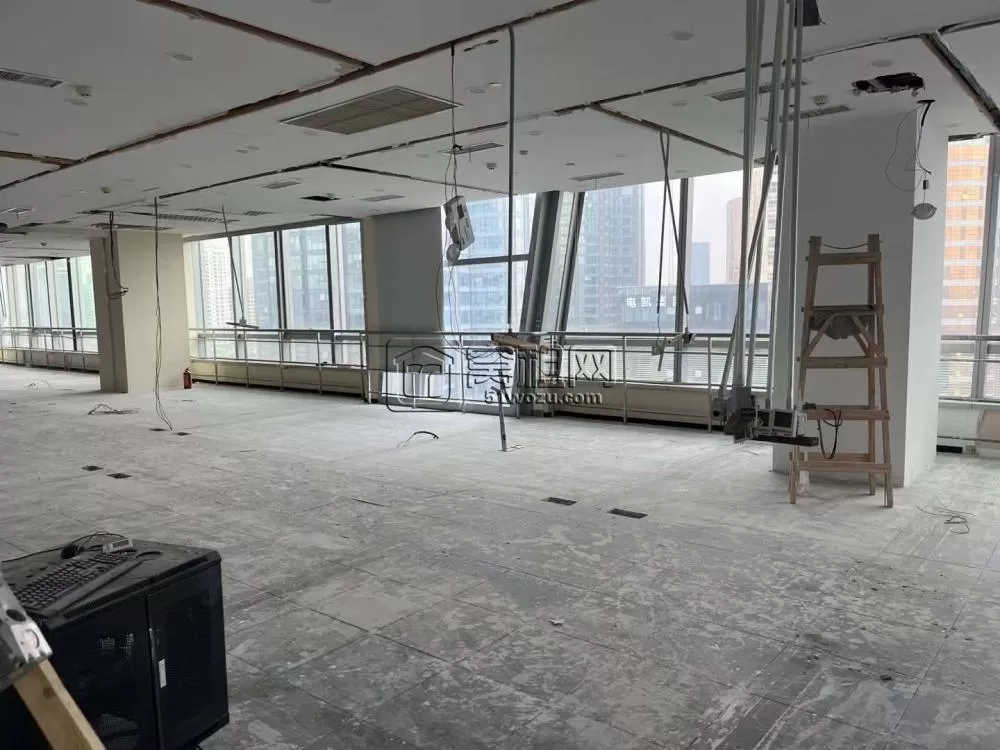 中国人寿大厦建筑面积650平方米，东北西三面采光