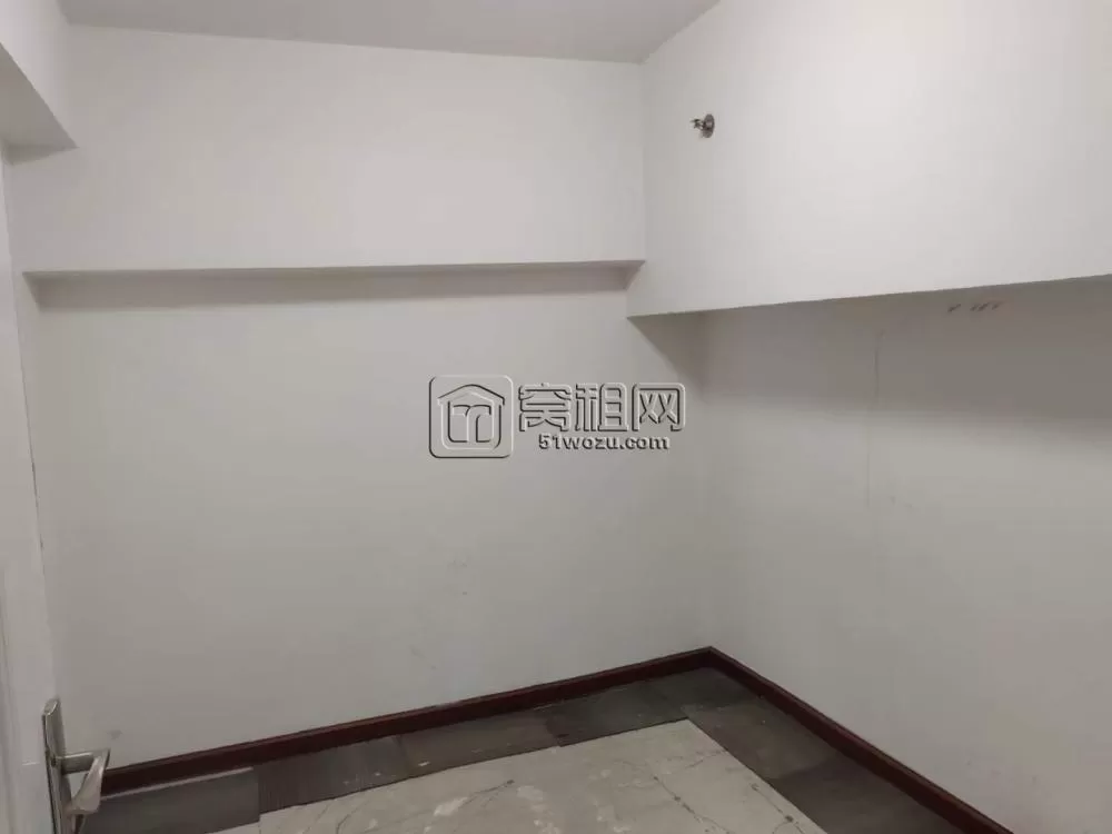 南部商务区健宸大厦148平复试办公室出租6200/月。