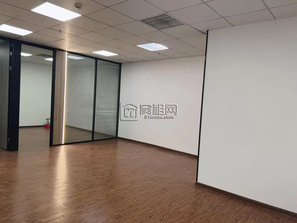 微软大厦17楼办公室出租，带形象墙，两个隔间，朝西，154平
