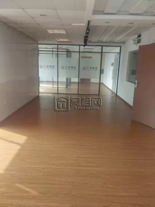 银亿外滩大厦朝南电梯口145平精装出租，7500/月，月底到期，欢迎咨询看房