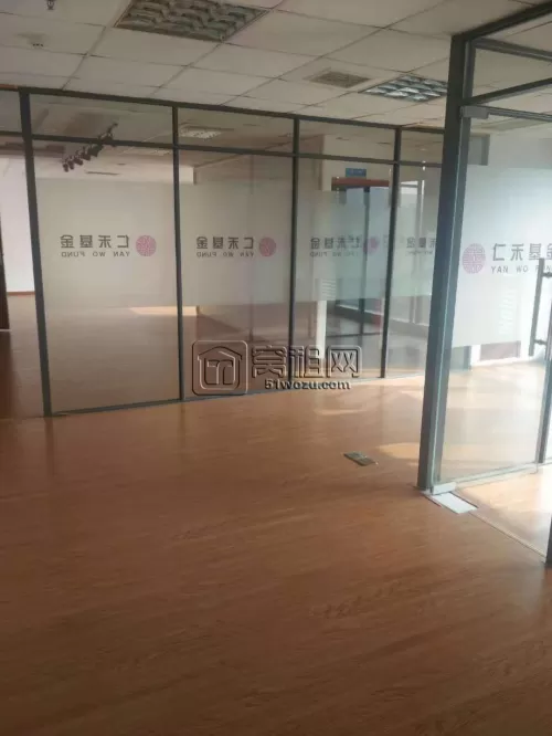 银亿外滩大厦朝南电梯口145平精装出租，7500/月，月底到期，欢迎咨询看房
