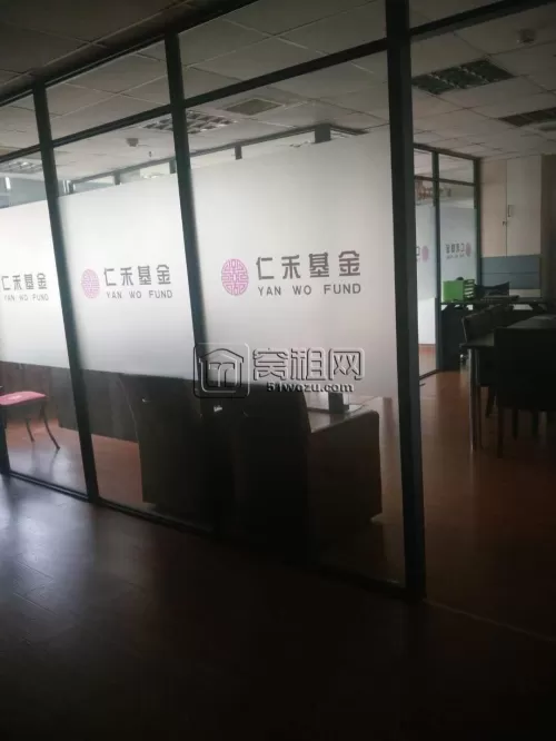 银亿外滩大厦朝南电梯口145平精装出租，7500/月，月底到期，欢迎咨询看房