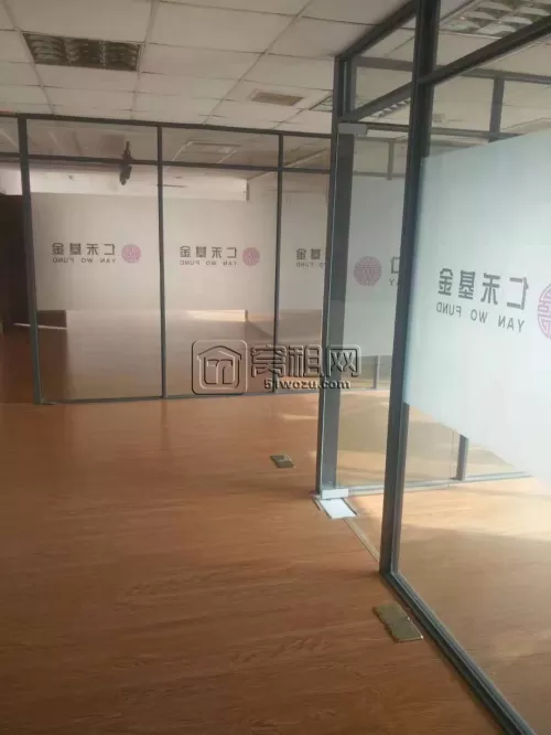银亿外滩大厦朝南电梯口145平精装出租，7500/月，月底到期，欢迎咨询看房