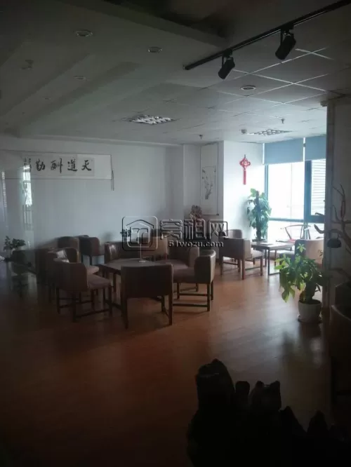 银亿外滩大厦朝南电梯口145平精装出租，7500/月，月底到期，欢迎咨询看房