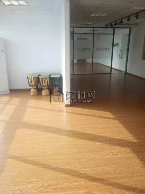 银亿外滩大厦朝南电梯口145平精装出租，7500/月，月底到期，欢迎咨询看房