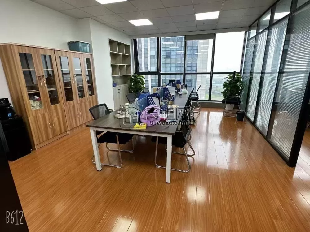 江北商务区，地铁口，盛悦大厦136平方朝南带两个隔间，带家具出租