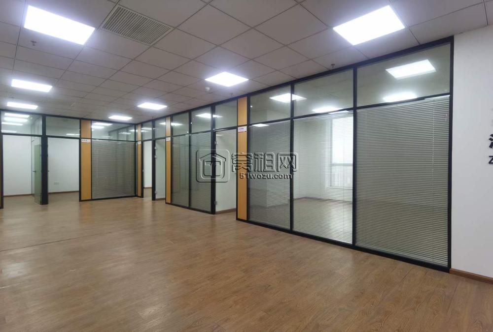 慧和大厦24层电梯口出租精装248平办公室，4隔间，格局可微调