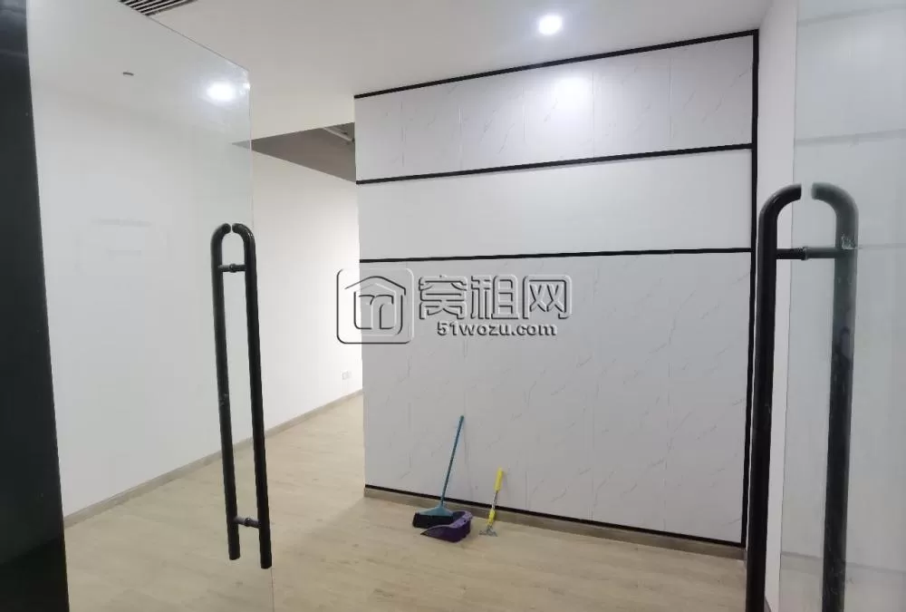 萌恒大厦朝南166平，7826元/月，带两个隔断一个暗间，带形象墙