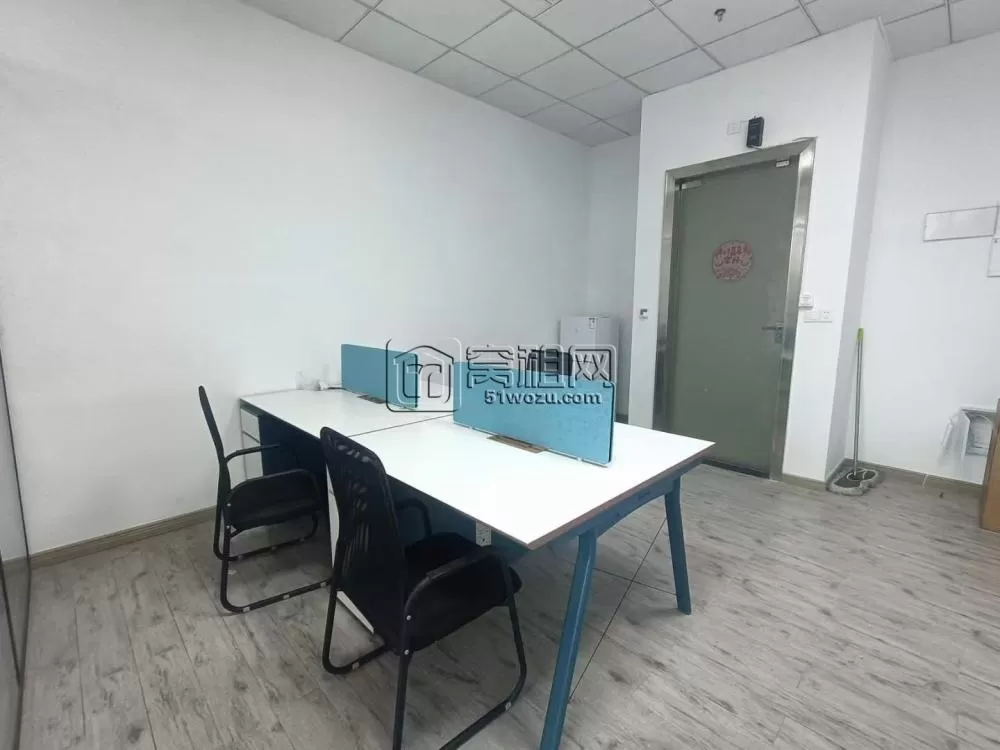 大海大厦60平朝西落地窗，有家具