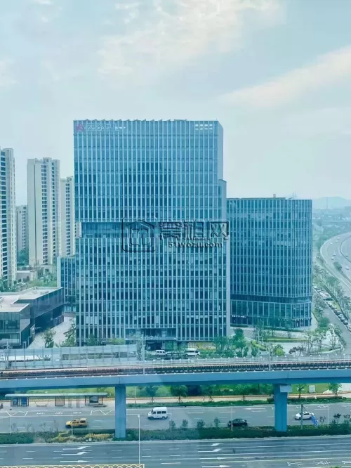 江北区万科云谷中心全景落地玻璃窗135平米出租