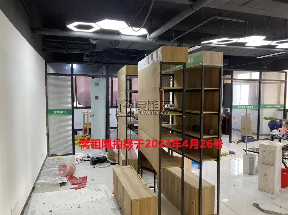平安大厦1办公室出租面积136平米，租金6800元，西北朝向